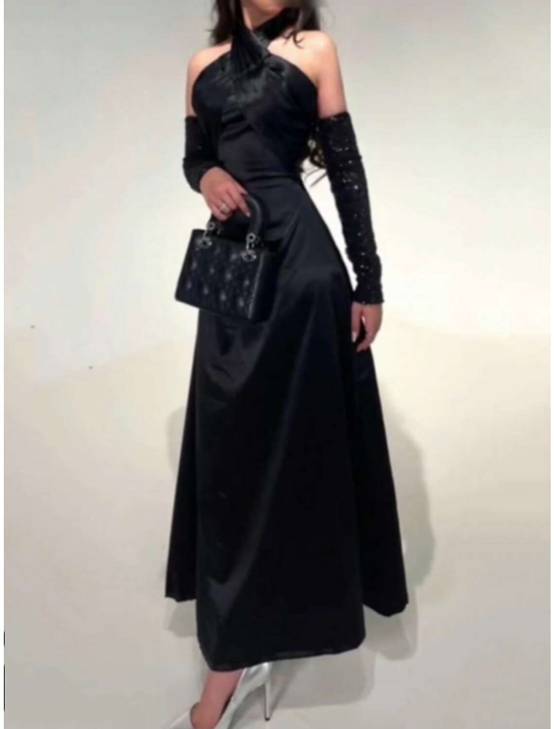 Abito da sera a trapezio, elegante, formale, lungo fino alla caviglia, nero, senza maniche, con scollo all'americana, in raso, con pieghe e arricciature.